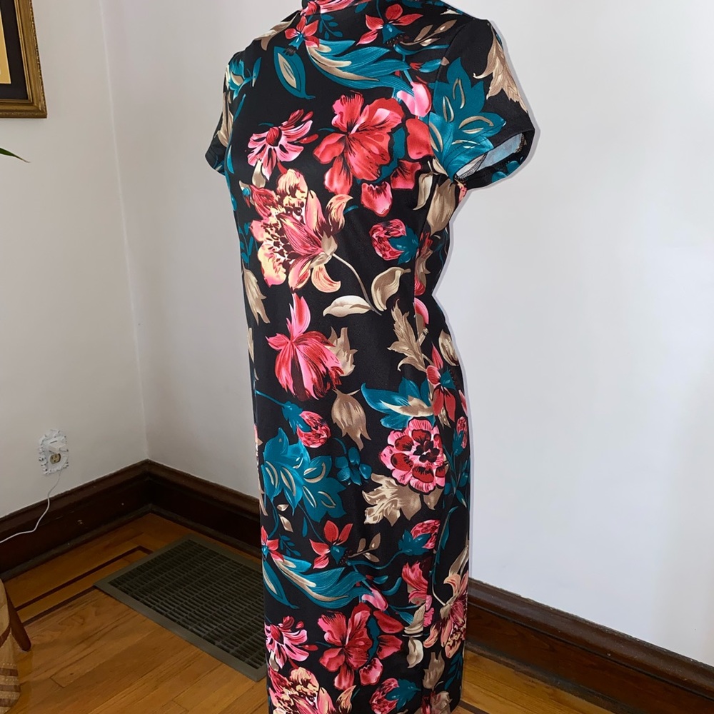 Cute knee high dress. Perfect for a night out!